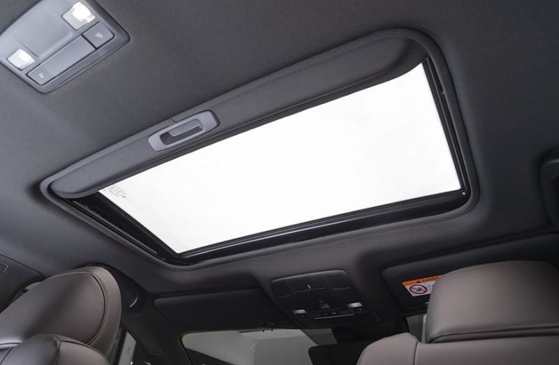 Cửa sổ trời trên Mazda CX-8, tăng cường không gian mở và sự thoáng đãng cho khoang cabin.