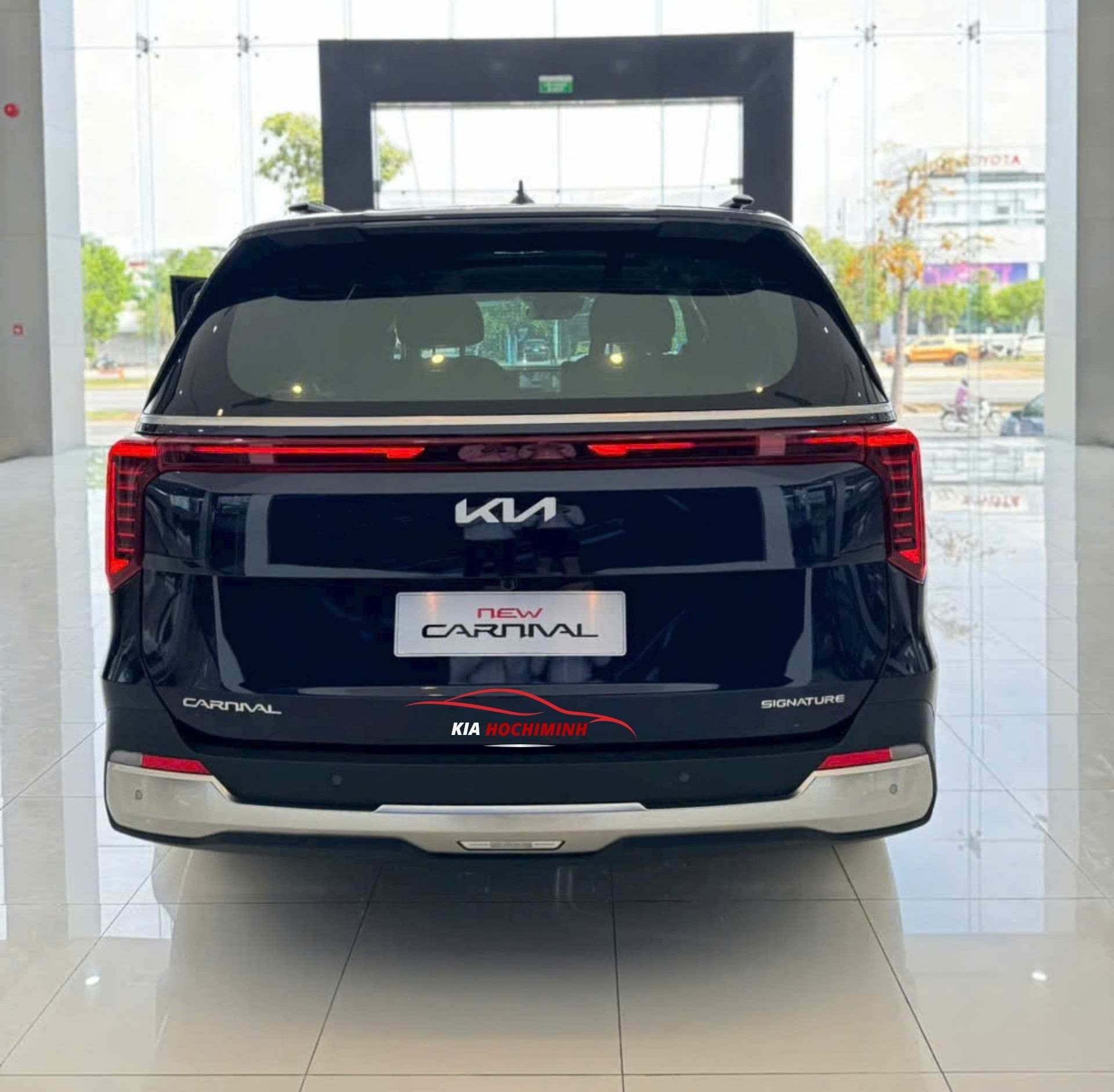 Cụm đèn hậu của New Kia Carnival 2025 với ngôn ngữ thiết kế mới