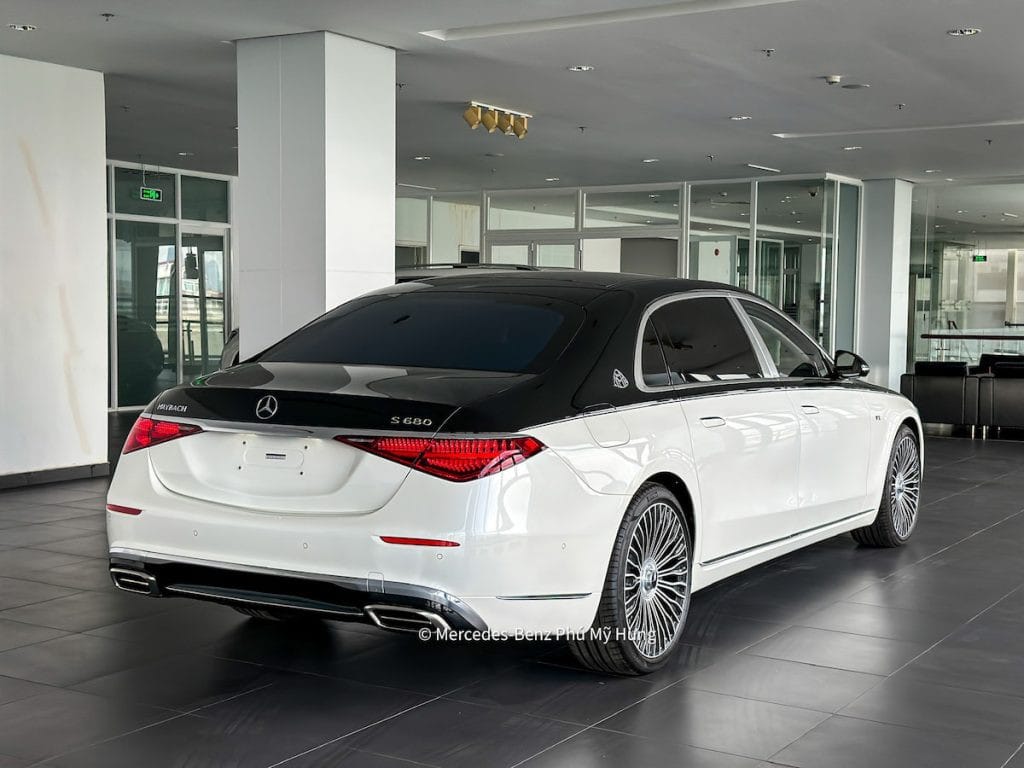 Cụm đèn hậu LED hình thoi tinh tế và hiện đại ở phần đuôi xe Maybach S680