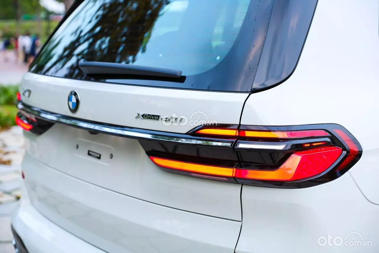 Cụm đèn hậu LED sắc sảo của BMW X7, kết hợp hài hòa với tổng thể đuôi xe.