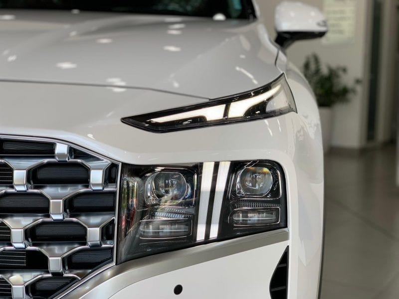Cụm đèn LED ban ngày hình chữ "T" độc đáo trên Hyundai SantaFe 2024, một phần của thiết kế ngoại thất đáng giá của giá xe SantaFe 2024.