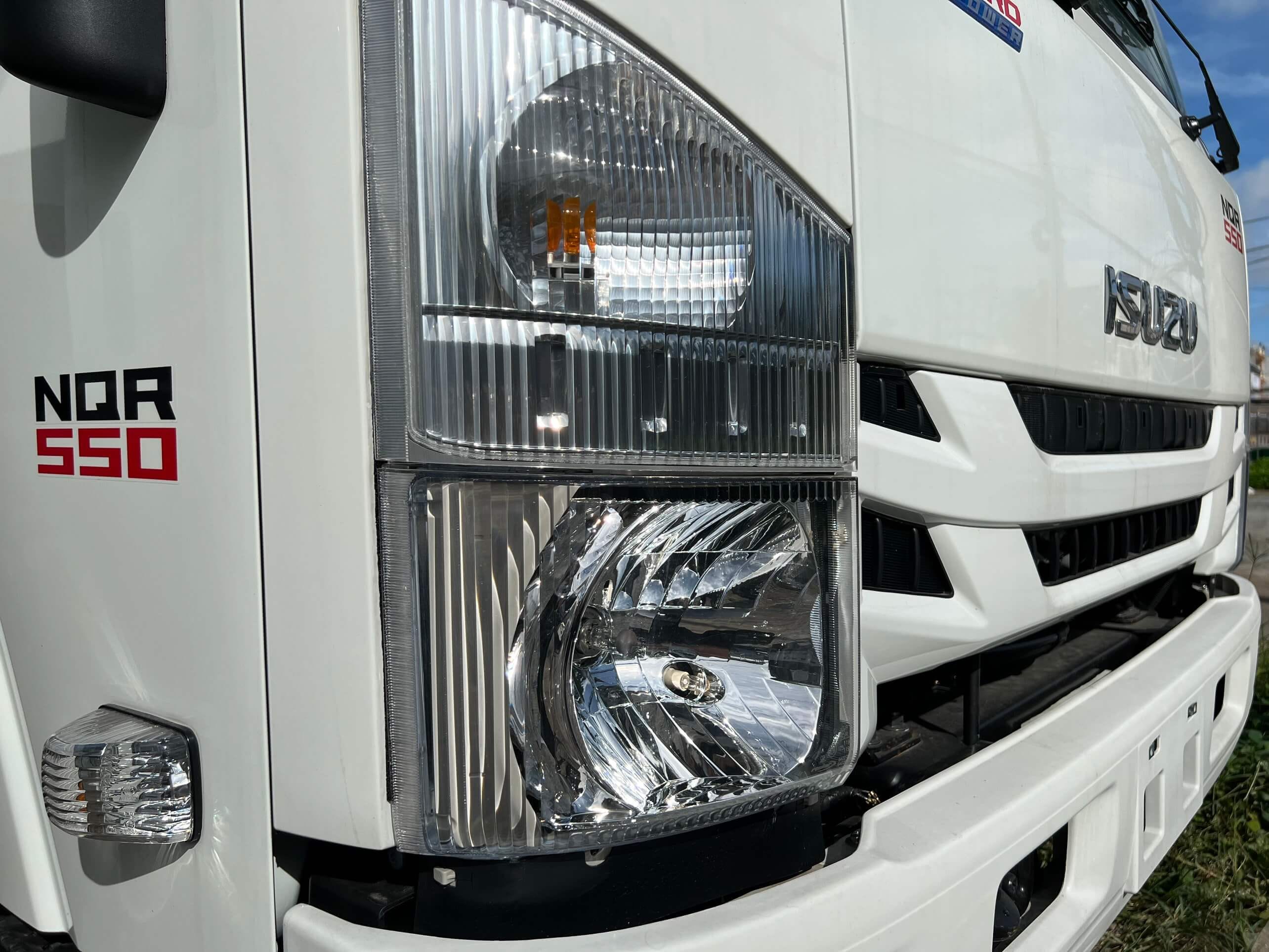 Cụm đèn pha Halogen sáng rõ trên xe tải Isuzu 5 tấn