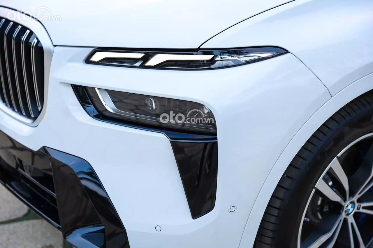 Cụm đèn pha Laserlight hai tầng của BMW X7 mang lại khả năng chiếu sáng vượt trội, nâng tầm giá trị xe.