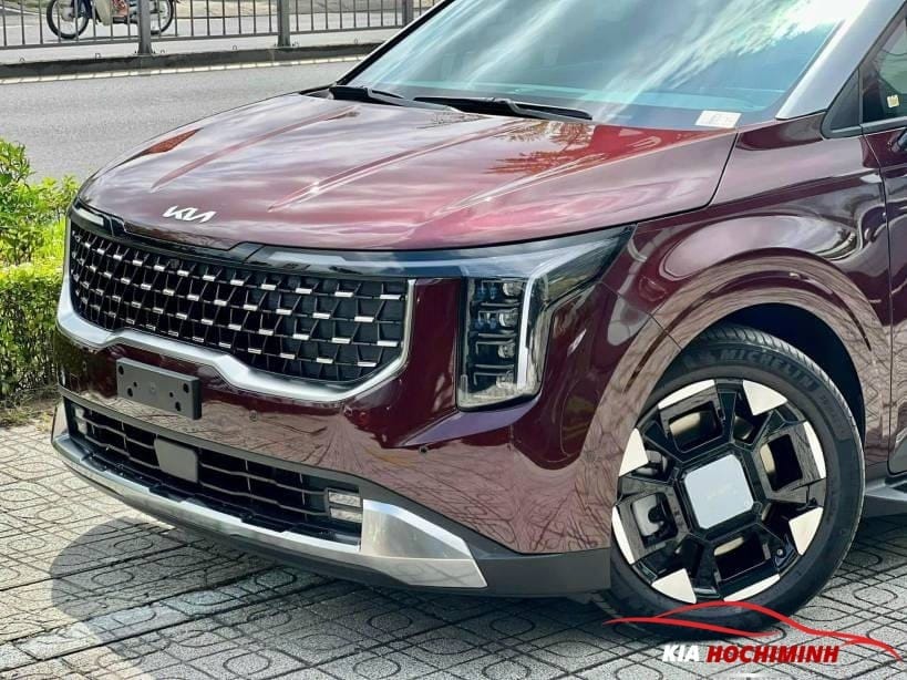 Cụm đèn pha LED đặt dọc của Kia Carnival 7 chỗ