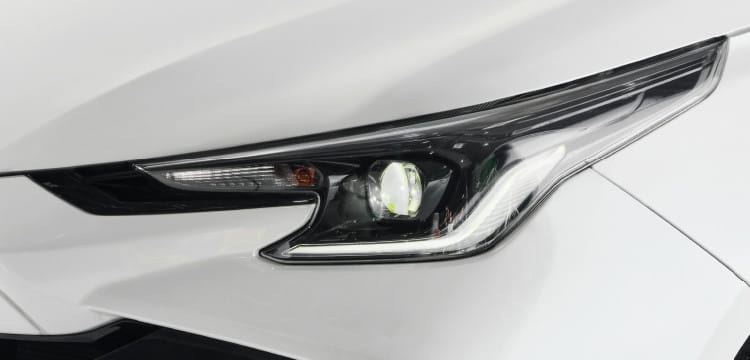 Cụm đèn pha LED sắc nét của xe Toyota Vios, góp phần tạo nên ngoại hình hiện đại và thu hút, yếu tố ảnh hưởng đến cảm nhận về giá trị.