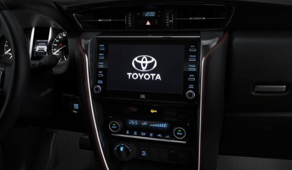 Cụm điều khiển trung tâm của Toyota Fortuner hiển thị các thông số kỹ thuật điều hòa và chế độ lái.