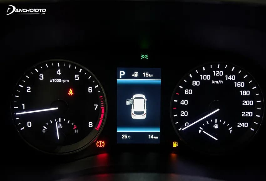 Cụm đồng hồ Kia K3 với màn hình hiển thị đa thông tin, cung cấp các thông số vận hành quan trọng cho người lái.