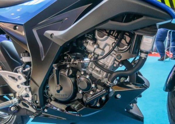 Cụm đồng hồ kỹ thuật số và tính năng khởi động thông minh trên Suzuki GSX-R150