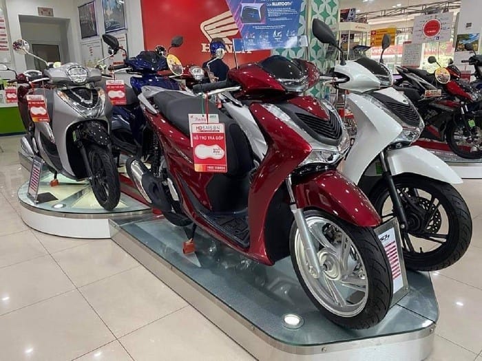Cụm đồng hồ và tay lái hiện đại của Honda SH, minh họa các tính năng cao cấp trên dòng xe SH có mấy loại.