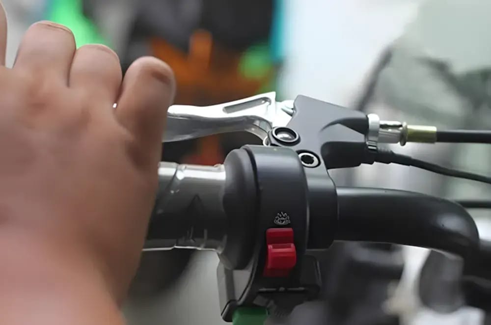 Cụm tay phanh xe đạp điện, có chức năng ngắt điện khi phanh.