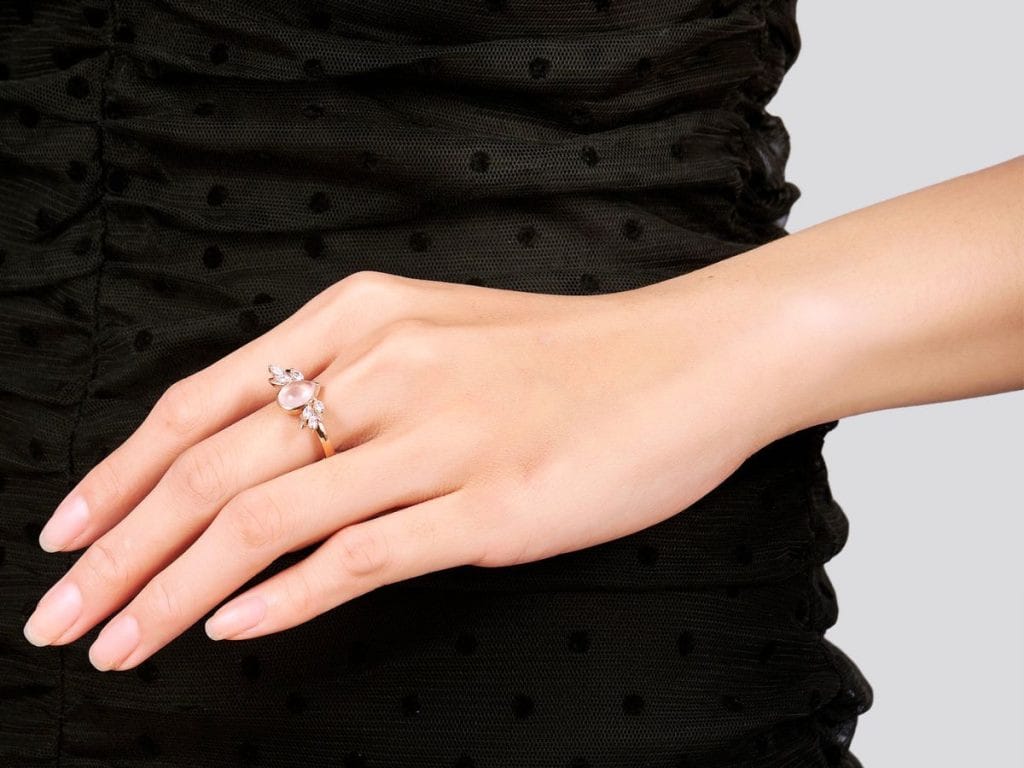 Đá moon hồng phong thủy mang lại may mắn cho tuổi Đinh Mão 1987