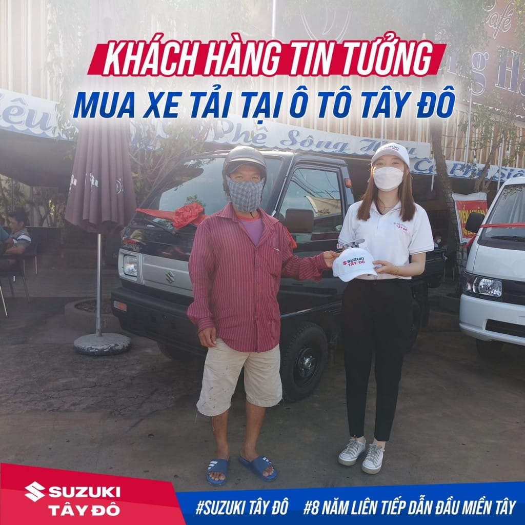 Đại diện Xe Tải Van chụp ảnh cùng khách hàng thân thiết, củng cố mối quan hệ bền vững.