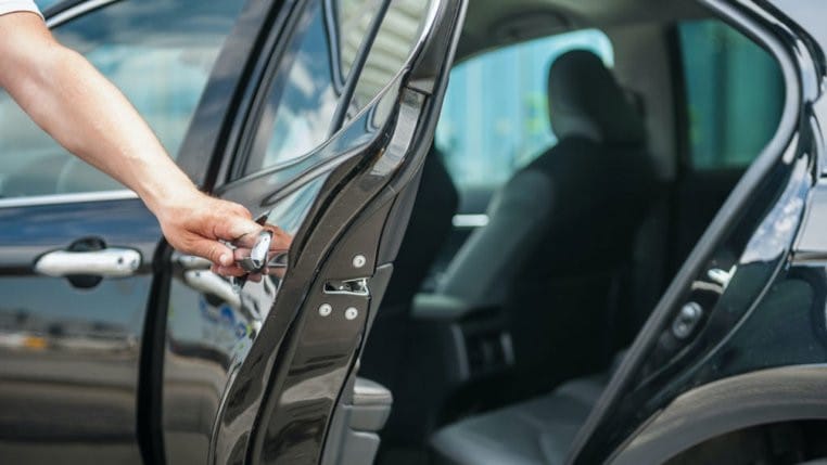 Đảm bảo an toàn khi mở cửa xe ô tô đúng cách