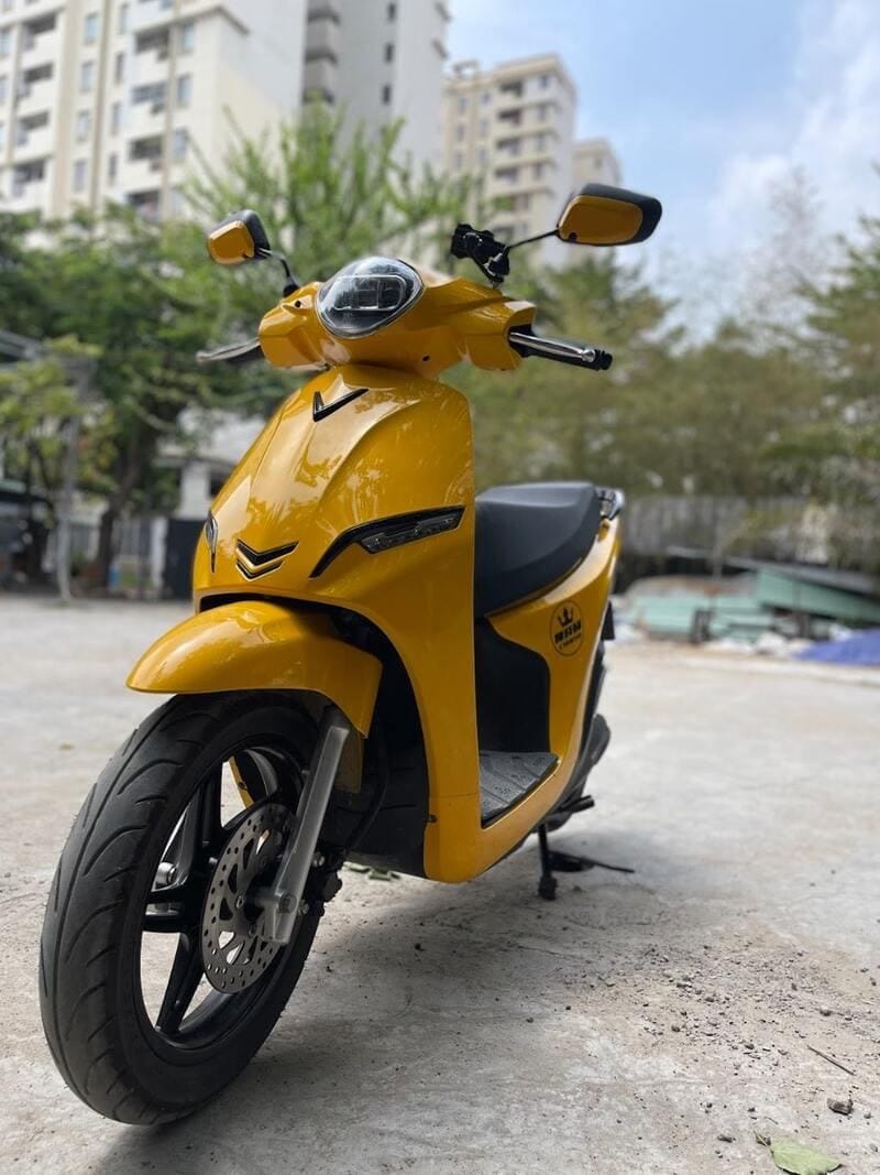 Dán decal trong suốt bảo vệ sơn xe, tránh bị phạt khi đổi màu xe máy