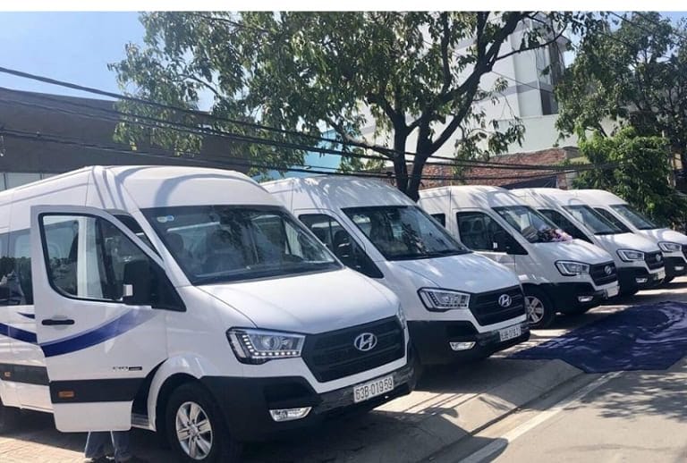 Dàn xe Ford Transit 16 chỗ cao cấp của nhà xe Hải Duyên, sẵn sàng phục vụ hành khách trên chuyến xe Sài Gòn đi Tiền Giang