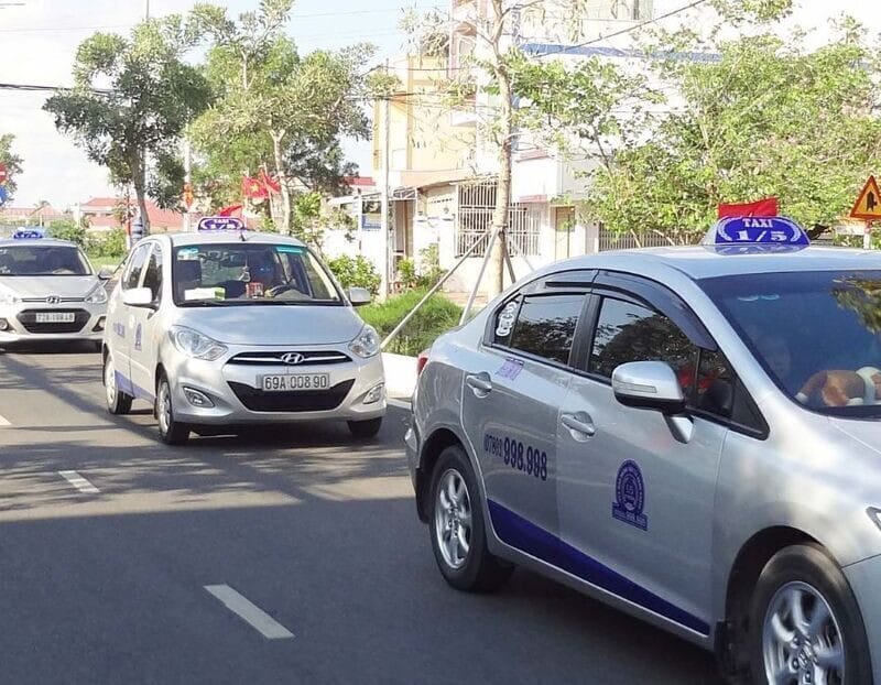Dàn xe taxi đang xếp hàng chờ khách trước bến xe Cà Mau