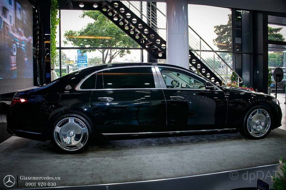 Dáng vẻ bên hông xe Maybach S450 với mâm 20 inch và biểu tượng Maybach
