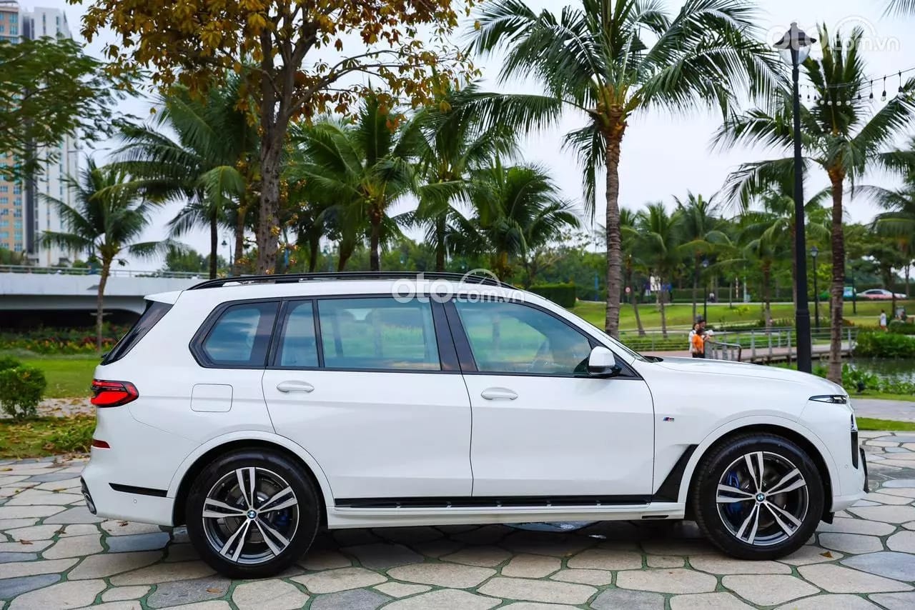 Dáng vẻ thể thao và sang trọng trên BMW X7 khi nhìn ngang, với những đường gân dập nổi mạnh mẽ.