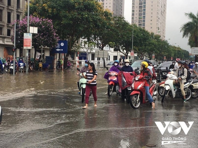 Dắt bộ xe máy bị ngập nước ra khỏi khu vực ngập lụt nguy hiểm