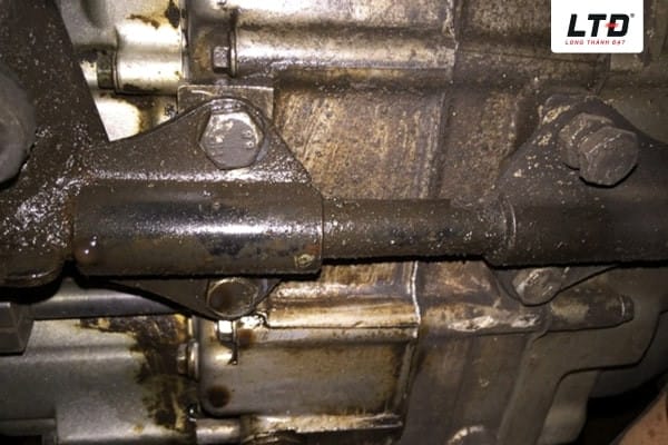 Dấu hiệu nhớt rò rỉ dưới gầm xe cảnh báo xe bị chảy nhớt