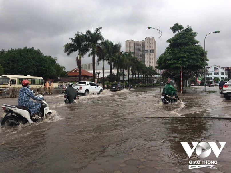 Dấu hiệu xe máy bị ngập nước, người điều khiển xe di chuyển qua vùng nước sâu