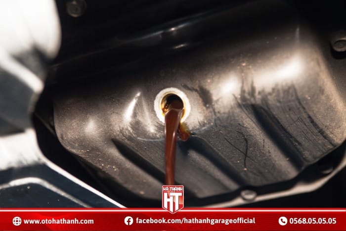 Dầu nhớt động cơ bị bẩn và cặn làm ảnh hưởng đến áp suất dầu