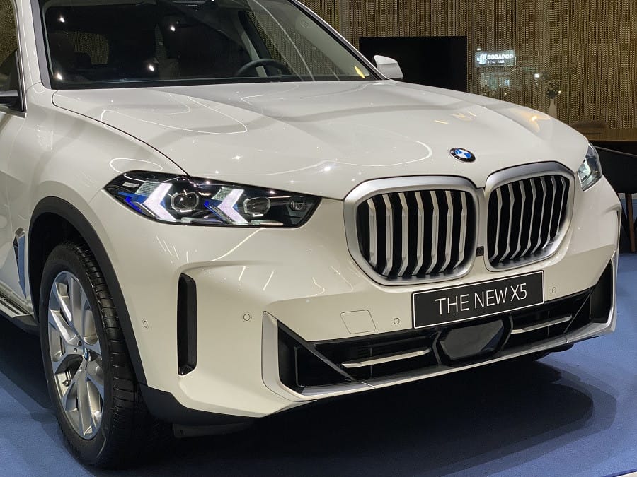 Đầu xe BMW X5 xDrive40i xLine với lưới tản nhiệt hình quả thận đặc trưng