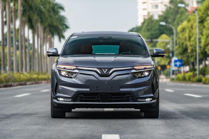 Đầu xe điện VinFast VF8 với thiết kế không lưới tản nhiệt