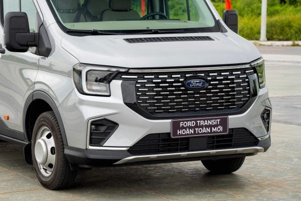 Đầu xe Ford Transit với đèn LED