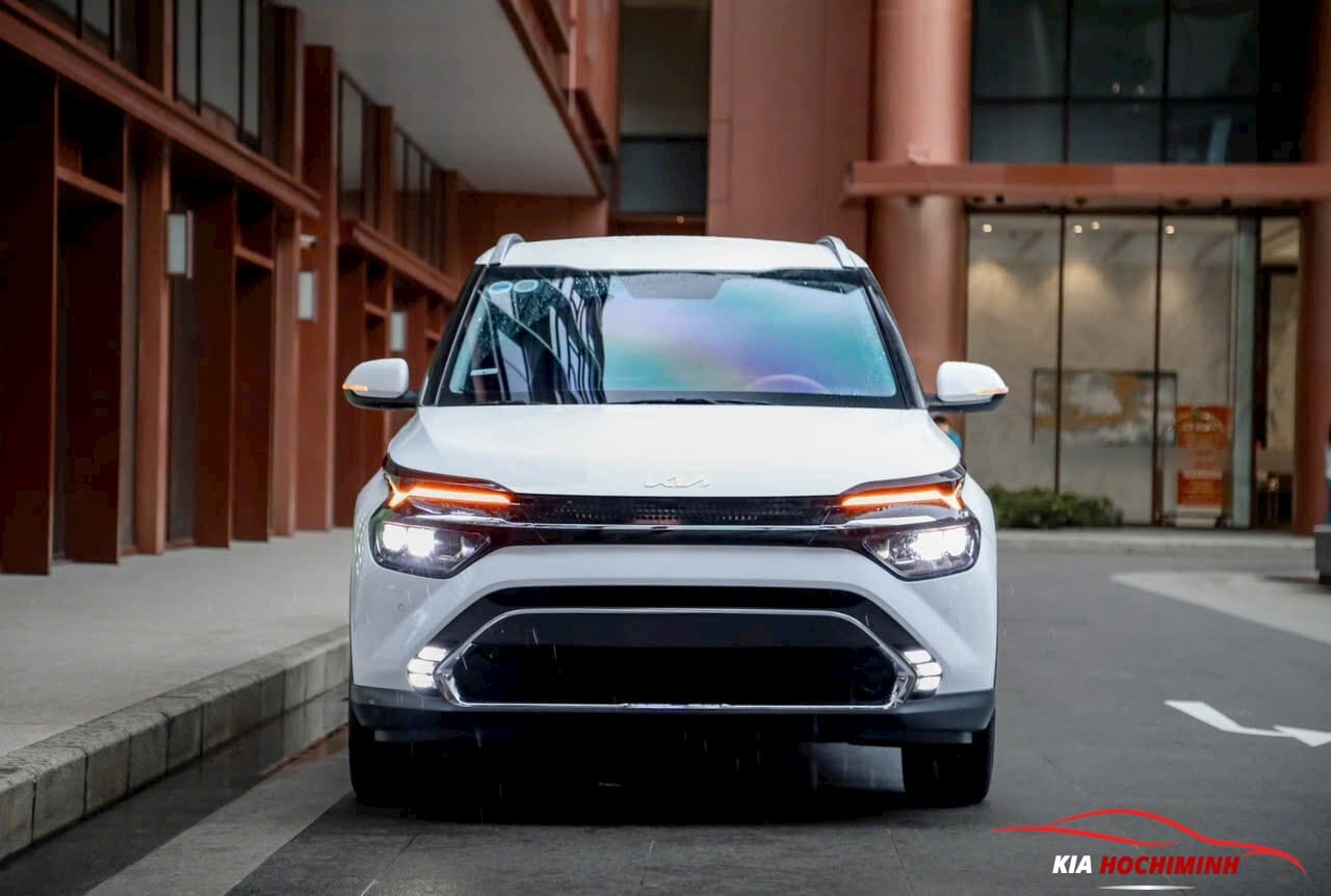 Đầu xe Kia Carens 2025 với thiết kế mũi hổ đặc trưng và đèn LED