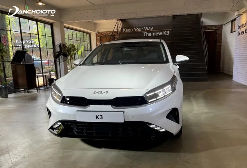 Đầu xe Kia K3 với thiết kế sắc cạnh và dứt khoát, nổi bật lưới tản nhiệt mũi hổ mới.