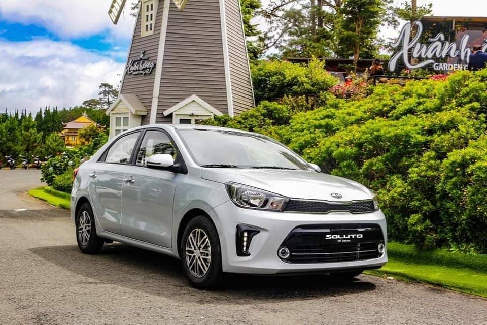 Đầu xe Kia Soluto với lưới tản nhiệt "mũi hổ" đặc trưng