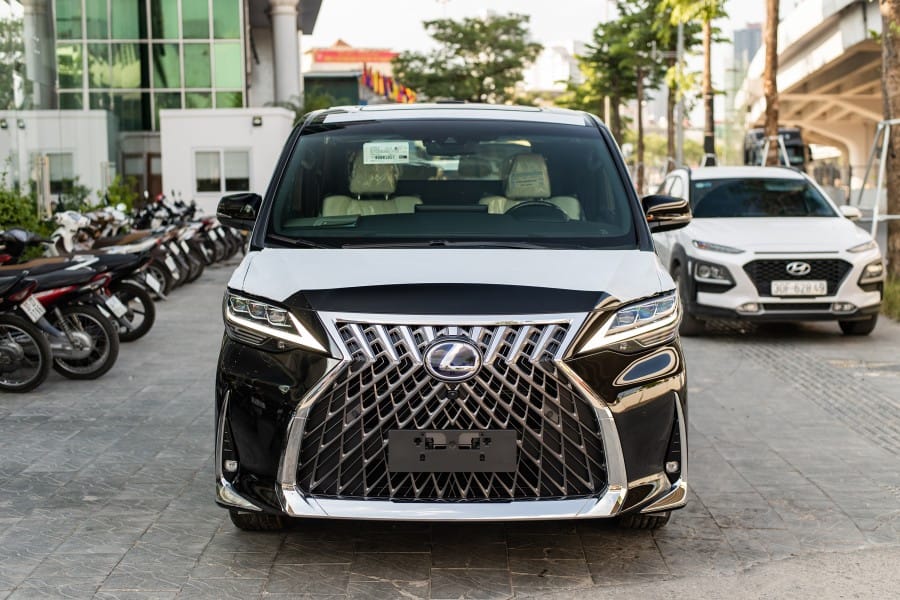 Đầu xe Lexus LM300h với lưới tản nhiệt con suốt và đèn LED hiện đại
