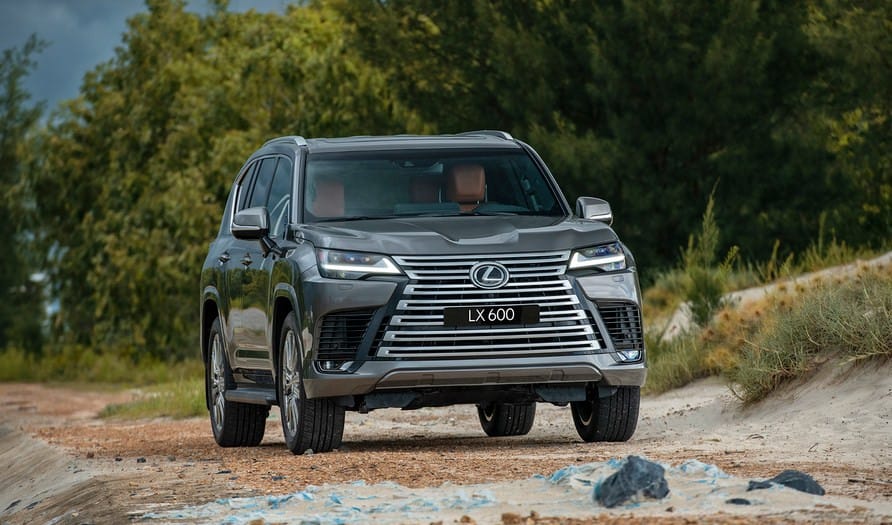 Đầu xe Lexus LX600 4 chỗ với lưới tản nhiệt hình con suốt mạnh mẽ và đèn pha LED sắc nét