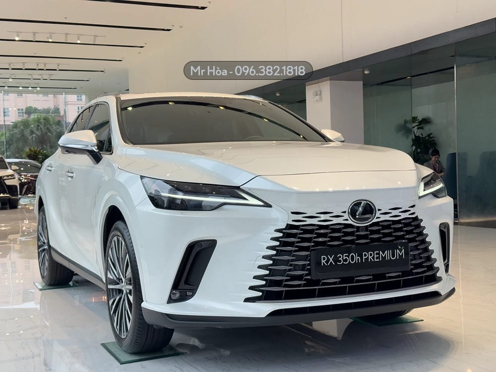 Đầu xe Lexus RX 350 màu trắng với lưới tản nhiệt mới