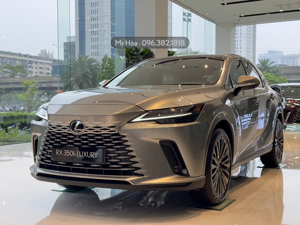 Đầu xe Lexus RX 350 màu xám với lưới tản nhiệt đặc trưng