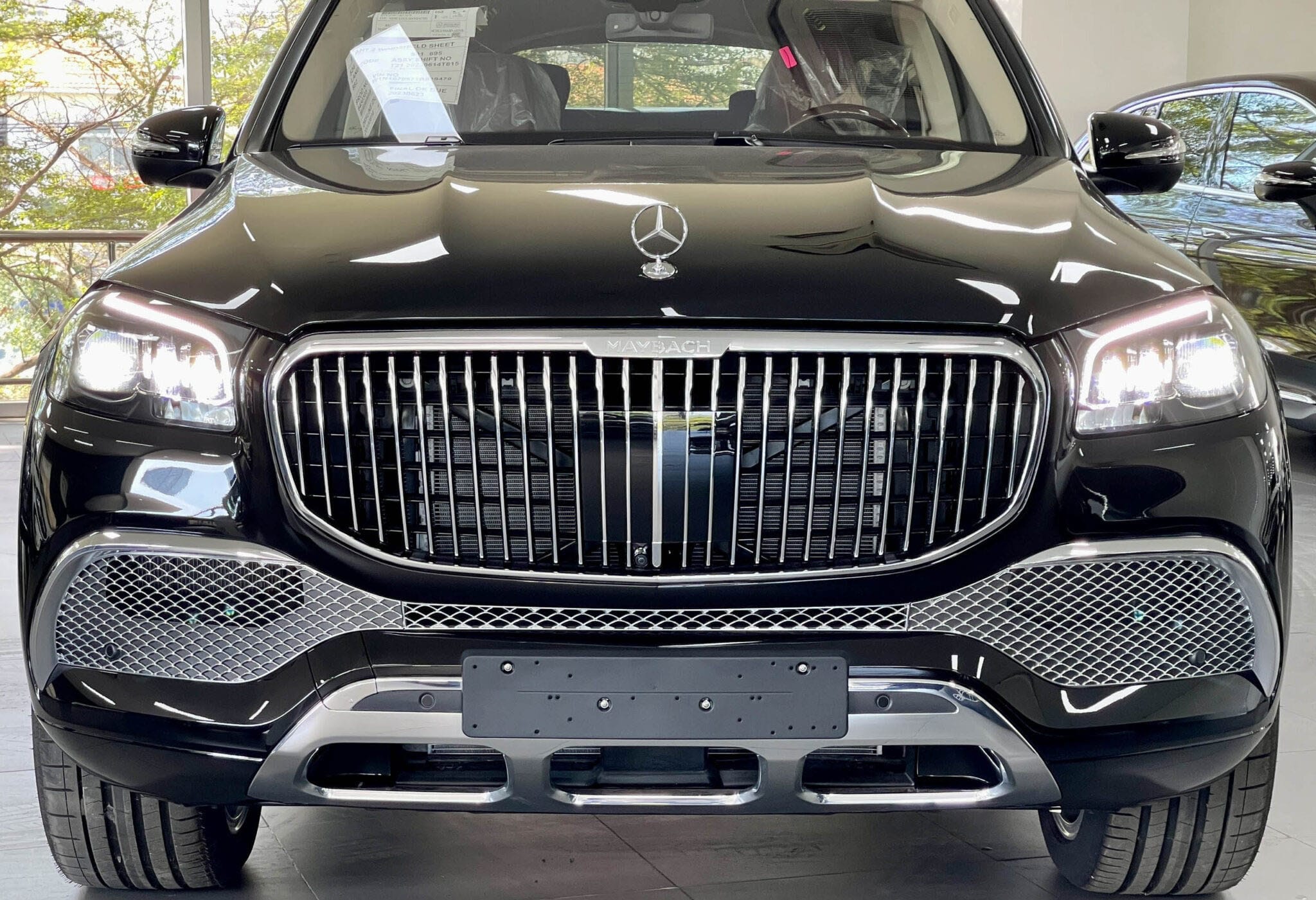 Đầu xe Maybach GLS 600 với lưới tản nhiệt Pana-Americana và logo Maybach