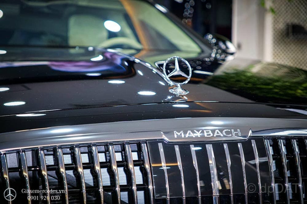 Đầu xe Maybach S450 với lưới tản nhiệt đặc trưng và đèn Multi-Beam LED