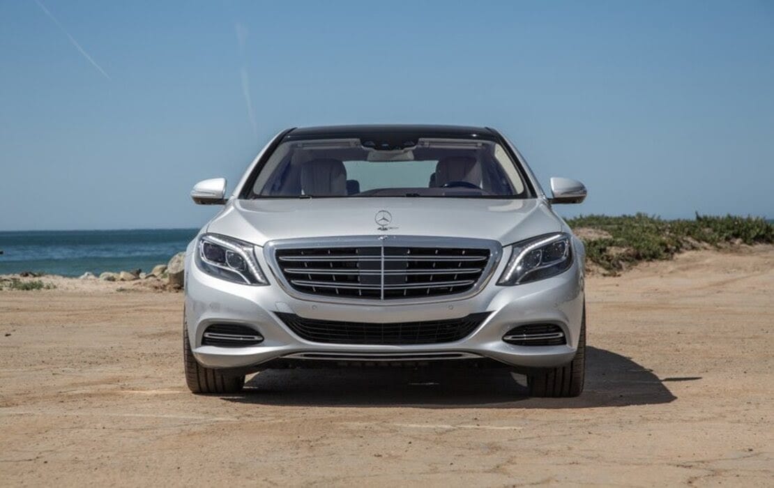 Đầu xe Mercedes Maybach S600 với lưới tản nhiệt chrome sáng bóng và đèn pha LED