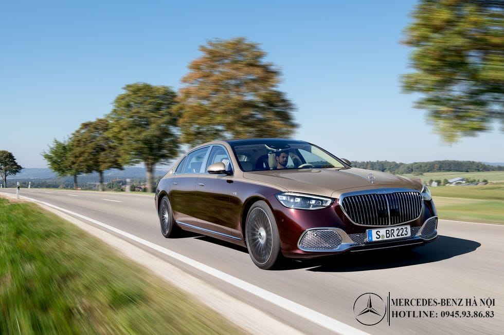 Đầu xe Mercedes-Maybach S680 4MATIC với lưới tản nhiệt chrome và đèn Digital Light, thể hiện sự đẳng cấp của một chiếc sedan hạng sang.