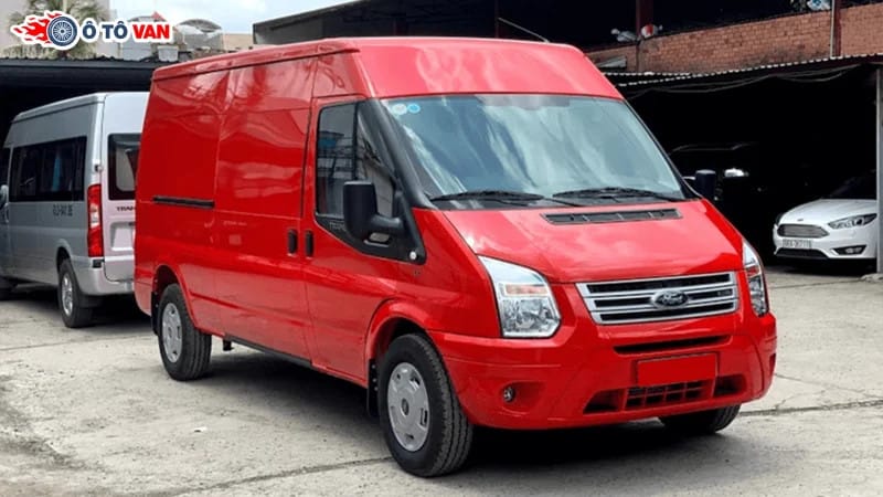 Đầu xe tải van 6 chỗ Ford Transit với lưới tản nhiệt đặc trưng và cụm đèn pha