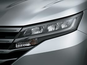 Đầu xe Toyota Rush 5 chỗ với lưới tản nhiệt mạ crom và cụm đèn pha hiện đại