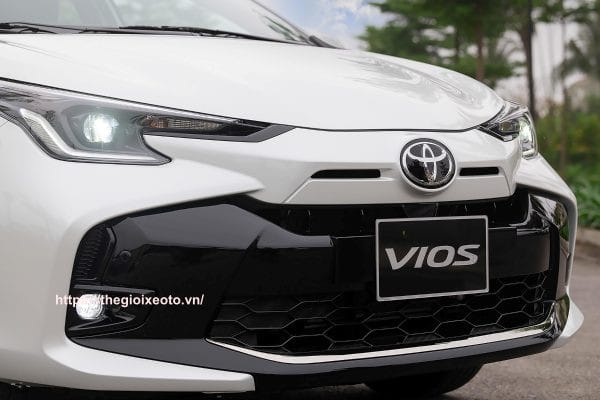 Đầu xe Vios 2023 với lưới tản nhiệt mới và cụm đèn pha LED tự động