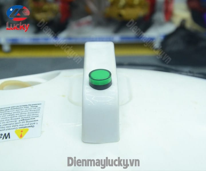 Đèn báo hiệu trên máy khử mùi ô tô cho biết trạng thái hoạt động của thiết bị.