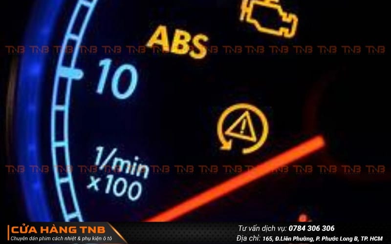 Đèn cảnh báo lỗi ABS trên bảng taplo ô tô cho thấy hệ thống phanh chống bó cứng đang gặp sự cố