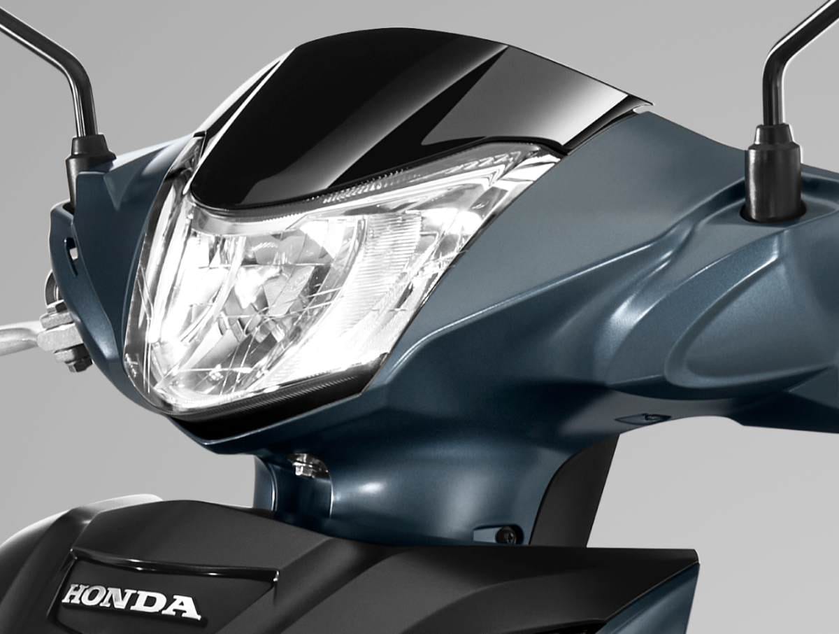 Đèn chiếu sáng phía trước của Honda Future 125 FI luôn bật sáng, tăng cường an toàn và khả năng nhận diện trên đường.