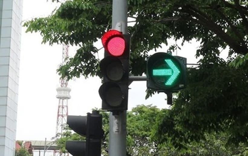 Đèn tín hiệu phụ mũi tên xanh cho phép quẹo phải
