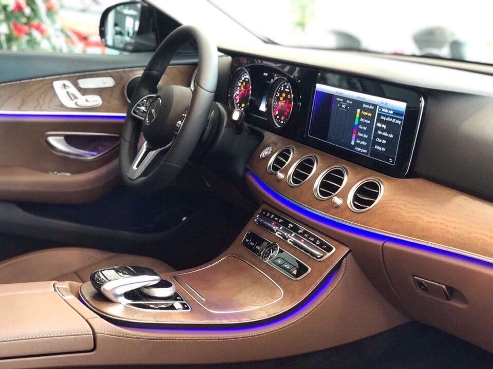 Đèn viền nội thất 64 màu trên Mercedes E200