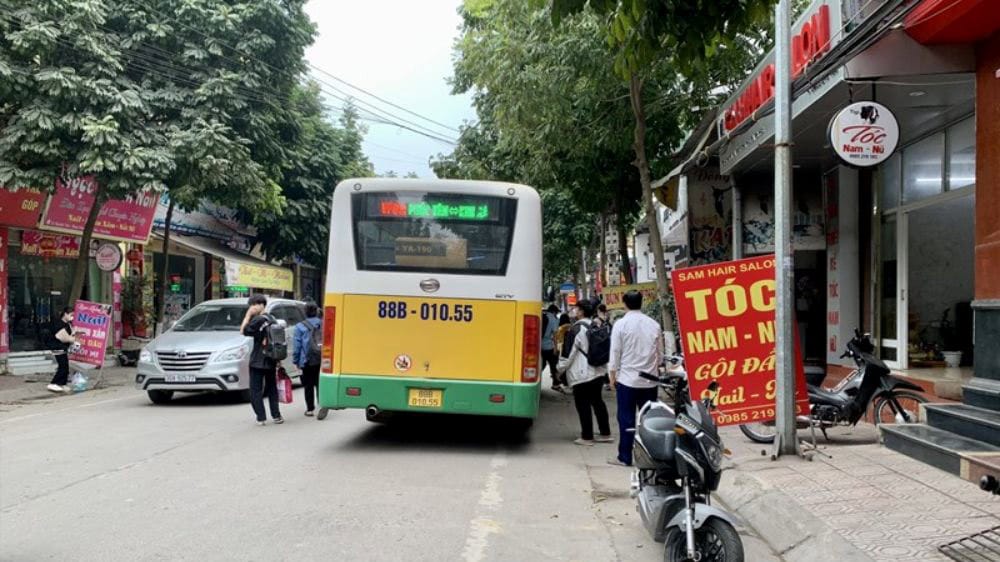 Di chuyển đến bến xe Phúc Yên bằng xe buýt
