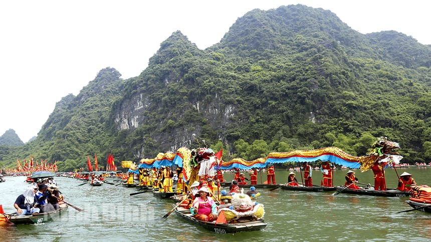 Đi thuyền khám phá Tràng An